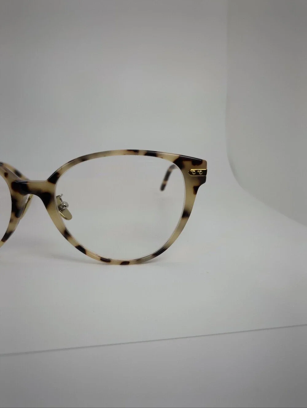 Lucia. Tortoiseshell Round Women’s Fashion. Gold Highlights Corners.